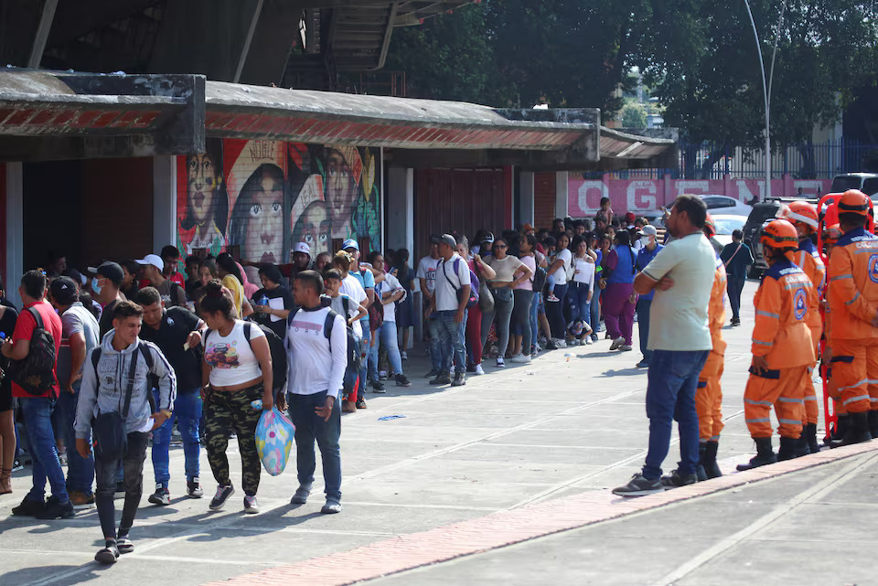 Colombians displaced by attacks of rebels of the National Liberation Army (ELN), stand in line to be registered outside the General Santander Stadium, in Cucuta, Colombia January 20, 2025. Photo: Reuters