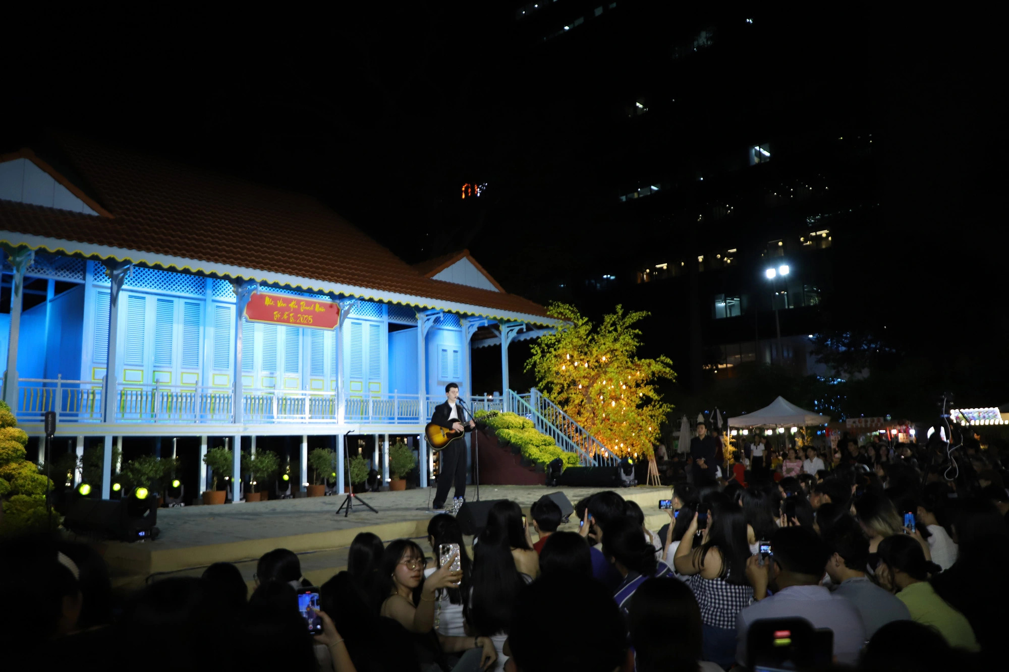 Fans cheer enthusiastically for British singer-songwriter Elliot James Reay during his performance at the Youth Cultural House in downtown Ho Chi Minh City, January 20, 2025. Photo: Hoai Phuong