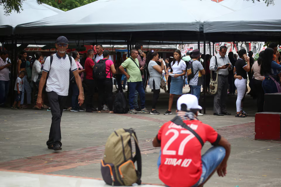 Colombians displaced by attacks of rebels of the National Liberation Army (ELN), stand in line to be registered at the General Santander Stadium, in Cucuta, Colombia January 20, 2025. Photo: Reuters