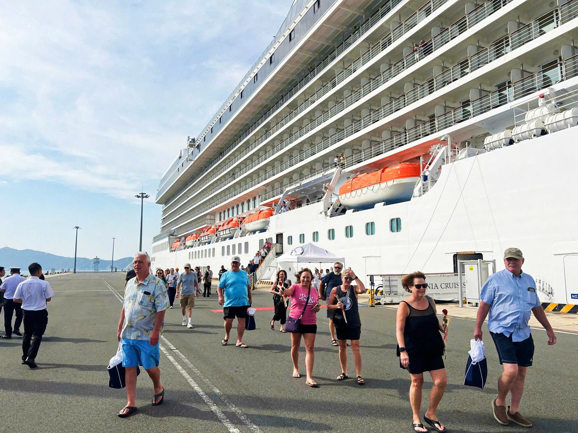 International guests disembarks from the international cruise ship Oceania Riviera in Khanh Hoa Province, south-central Vietnam, January 21, 2025. Photo: Ky Pham