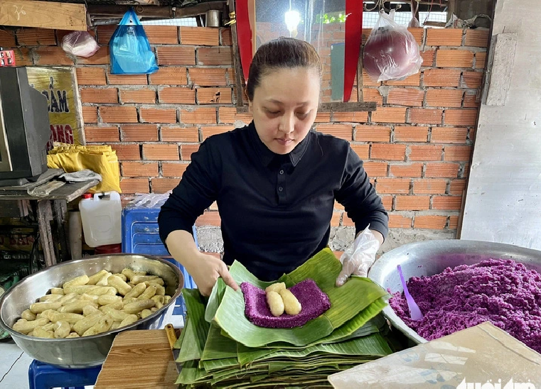 4-generation southern Vietnam-based banh tet shop works day and night to meet Tet demand