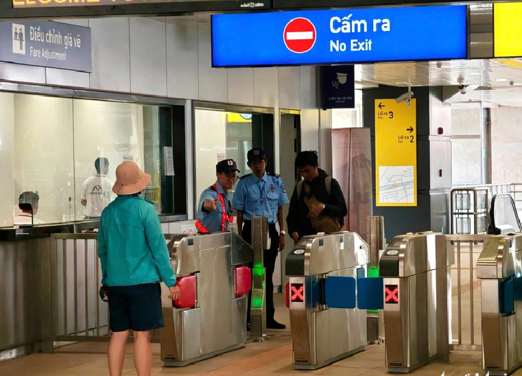 Passengers are instructed to use metro services at the An Phu Station in Ho Chi Minh City. Photo: Thu Dung / Tuoi Tre