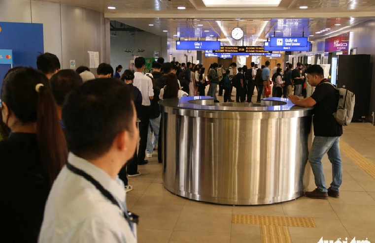 Many people queue up to buy metro tickets at the National Vietnam University-Ho Chi Minh City station in Thu Duc City, Ho Chi Minh City. Photo: Bui Nhi / Tuoi Tre