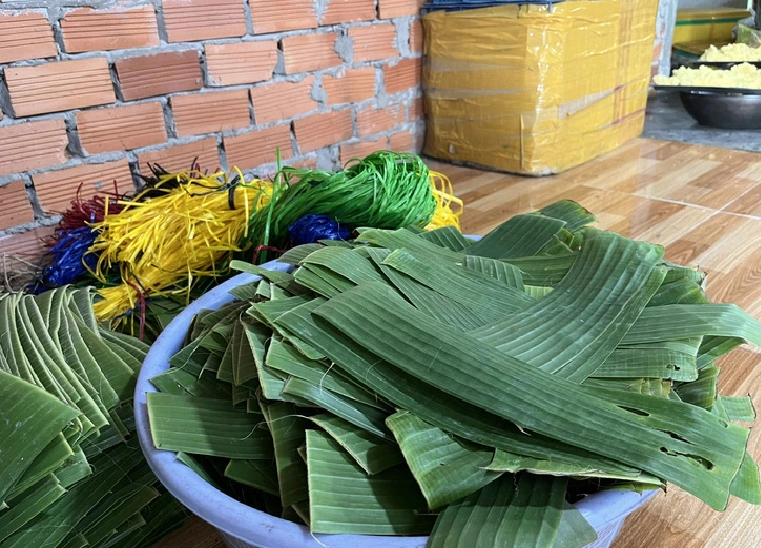 'Banh tet' is wrapped with banana leaves.