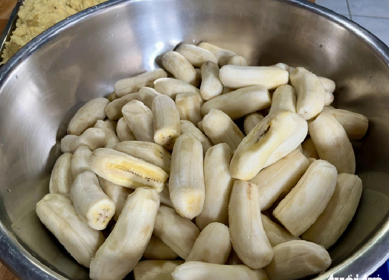 Sweet ripe banana is a popular filling for 'banh tet'.