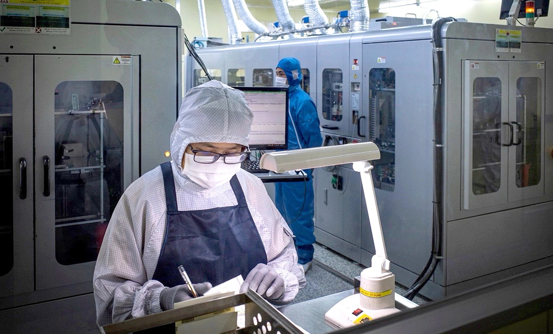 Workers at the Hana Micron Vina factory in Bac Giang Province. Photo: Ha Quan / Tuoi Tre