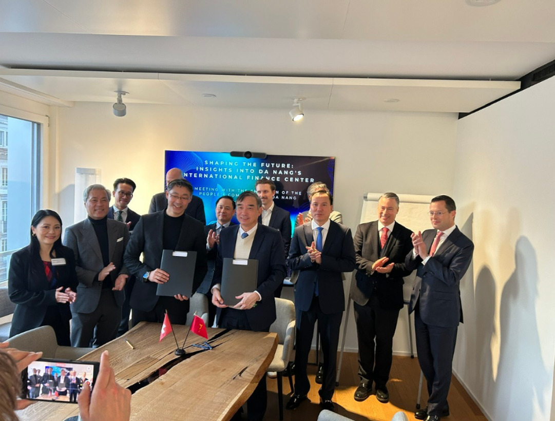 Le Trung Chinh (R), chairman of the Da Nang People’s Committee, signs a memorandum of understanding with the leader of Concessor AG in Switzerland on January 20, 2025. Photo: Van Duc