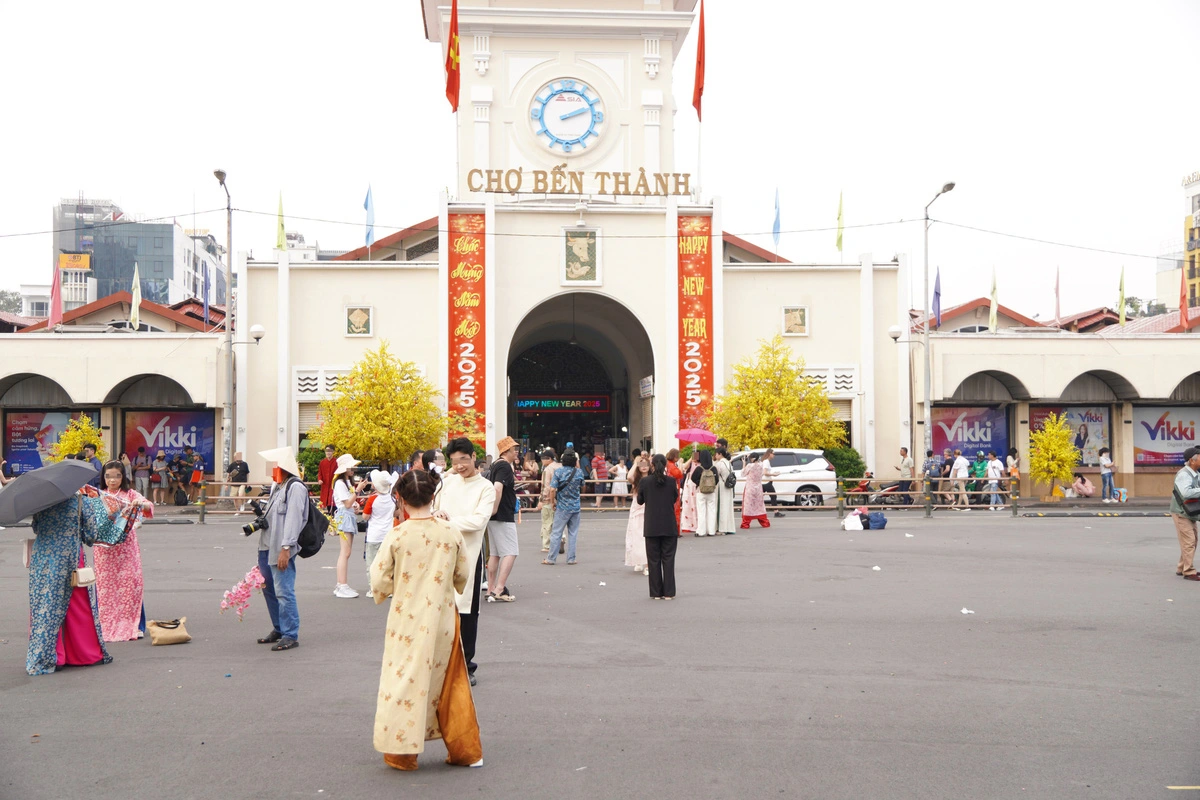 Crowds leave rubbish after taking Tet photos at Ben Thanh Market in Ho Chi Minh City