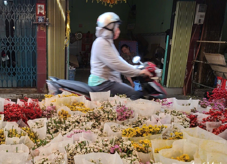 Tet flower markets in Ho Chi Minh City sees slow sales