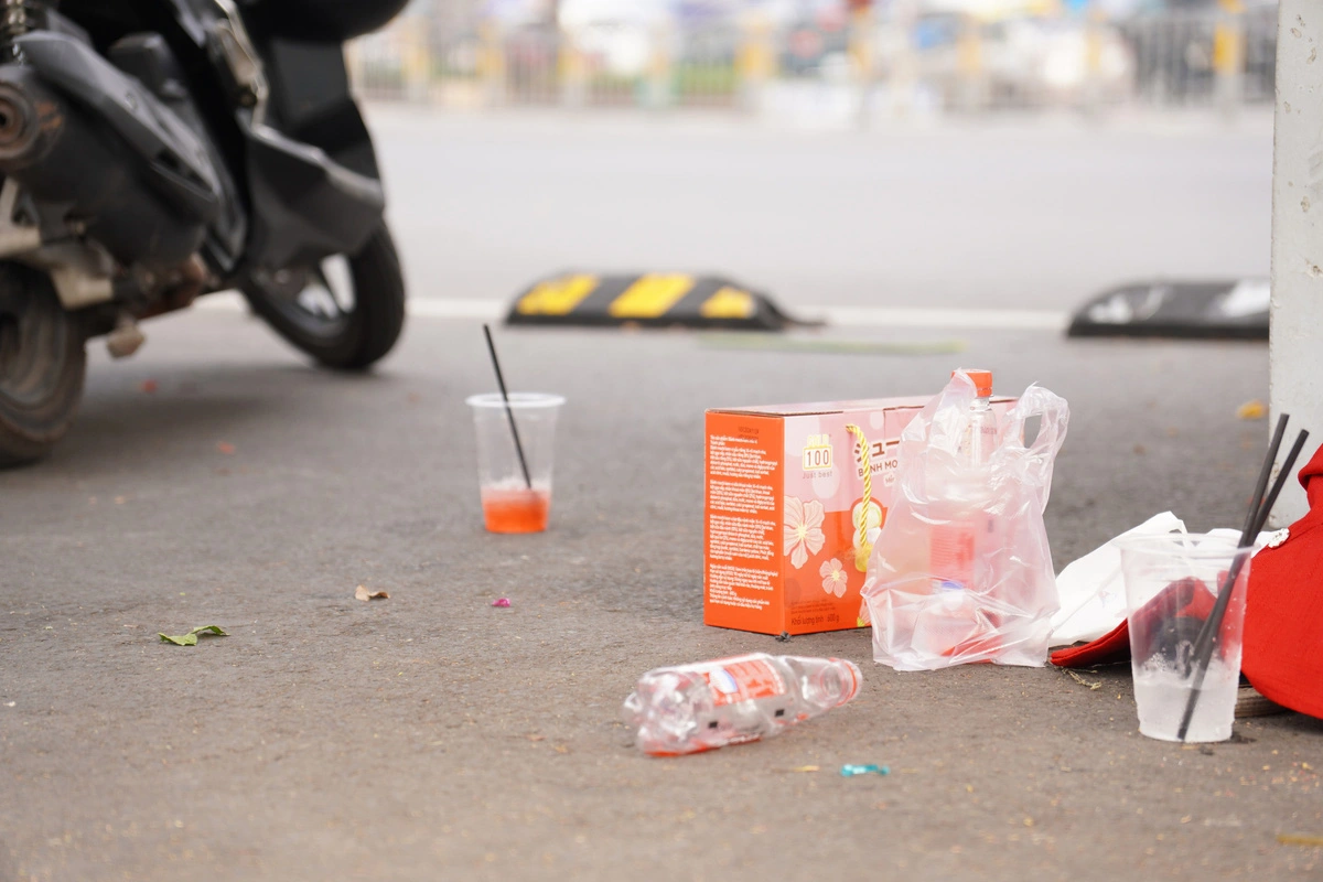 People litter after eating and drinking in front of Ben Thanh Market in Ho Chi Minh City. Photo: An Vi / Tuoi Tre