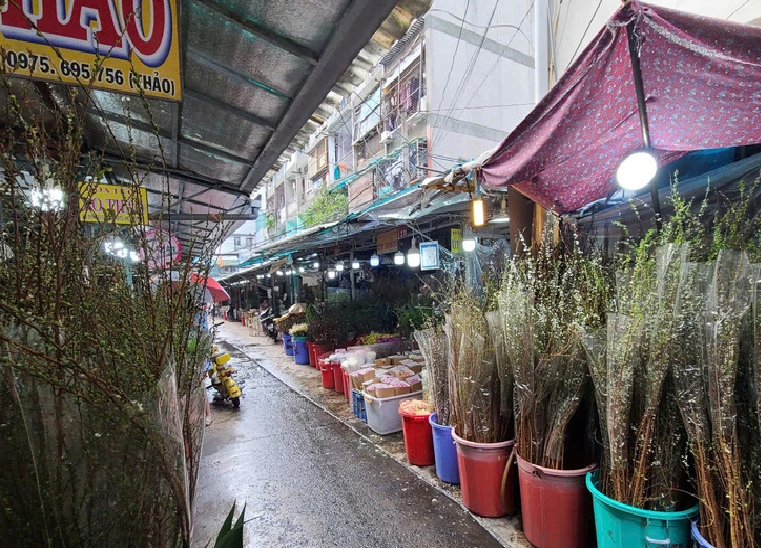 A gloomy flower market despite Tet being just around the corner. Photo: Nhat Xuan / Tuoi Tre