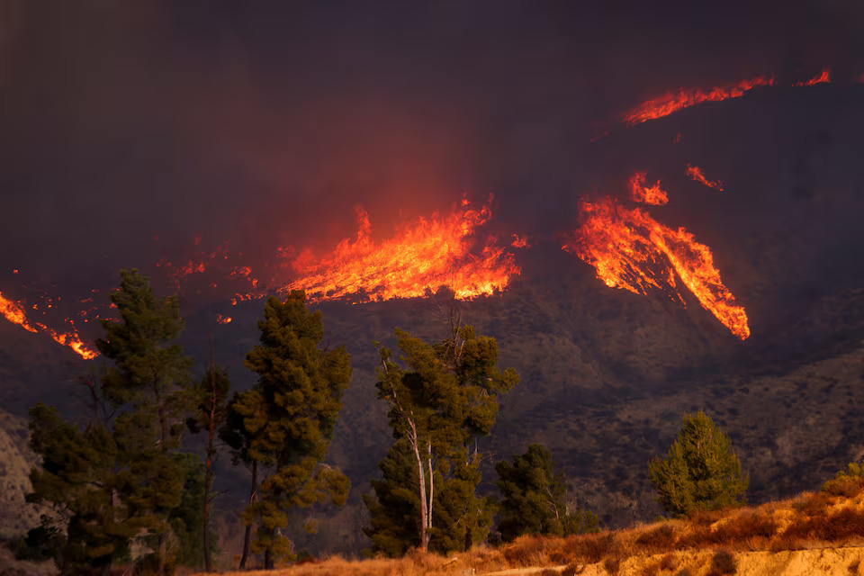 [10/13]Smoke and flames rise as firefighters and aircraft battle the Hughes Fire near Castaic Lake, north of Santa Clarita, California, U.S. January 22, 2025. Photo: Reuters