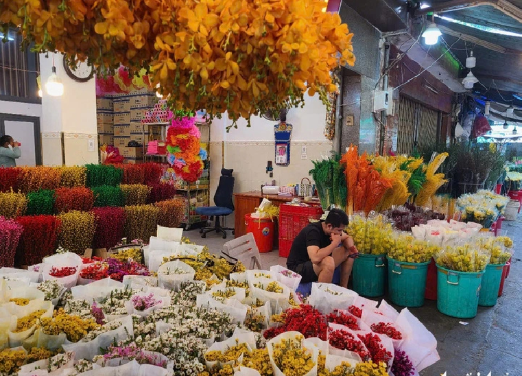 Vibrant flowers fill shops in Ho Chi Minh City. Photo: Nhat Xuan / Tuoi Tre