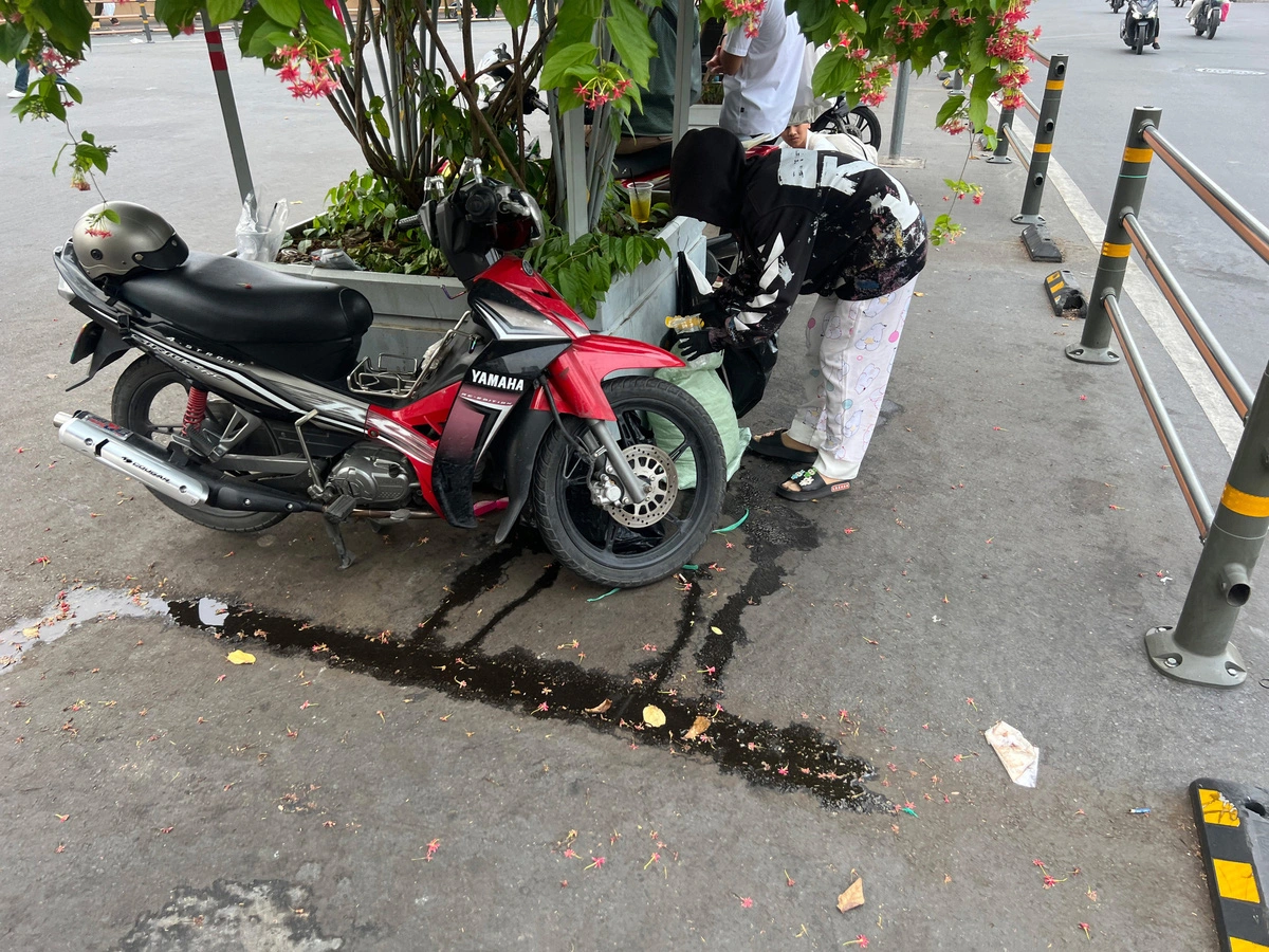 Water drips onto the street after ice melts, creating an unsightly mess in front of Ben Thanh Market in Ho Chi Minh City. Photo: An Vi / Tuoi Tre