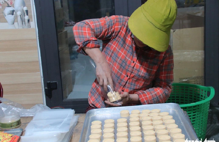 ‘Banh in’ village in central Vietnam prepares for Tet rush