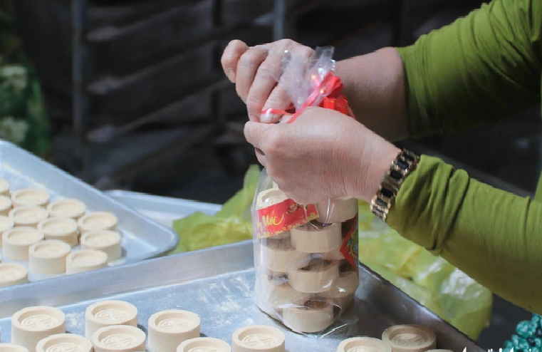 In the past, residents in Quang Nam Province offered banh in to guests. Photo: Thanh Thuy / Tuoi Tre