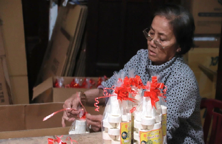 Nguyen Thi Cuc, a 69-year-old resident in An Lac Village in Quang Nam Province, earns VND200,000-300,000 ($8-12) per day wrapping ‘banh in’. Photo: Thanh Thuy / Tuoi Tre