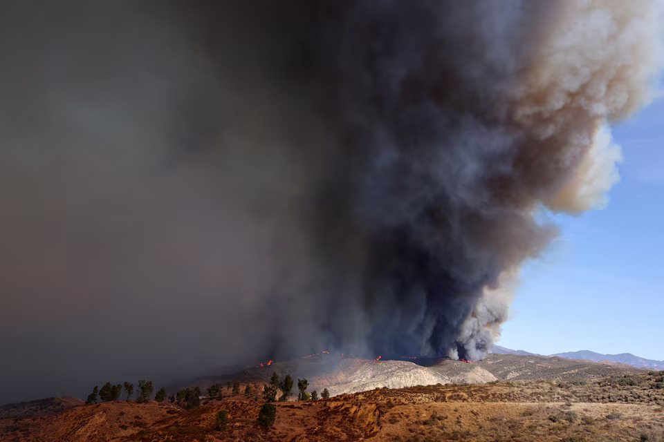 [12/13]Smoke and flames rise as firefighters and aircraft battle the Hughes Fire near Castaic Lake, north of Santa Clarita, California, U.S. January 22, 2025. Photo: Reuters