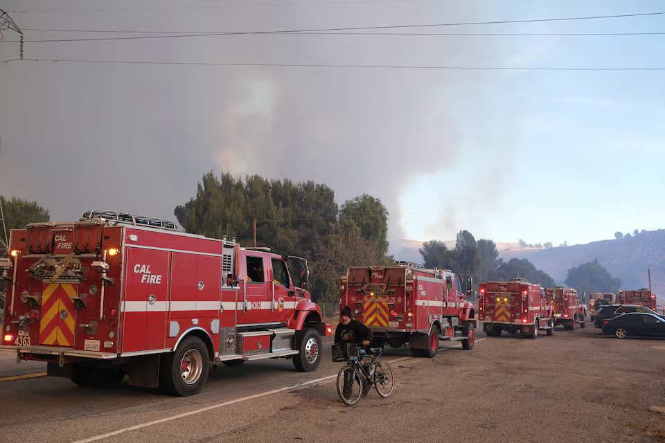 [4/13]Firefighters prepare to head towards the Hughes Fire, in Castaic, California, U.S., January 22, 2025. Photo: Reuters