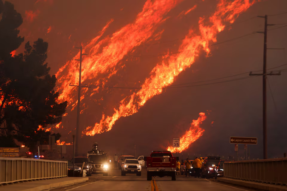 New wildfire near Los Angeles explodes to 8,000 acres, forces evacuations