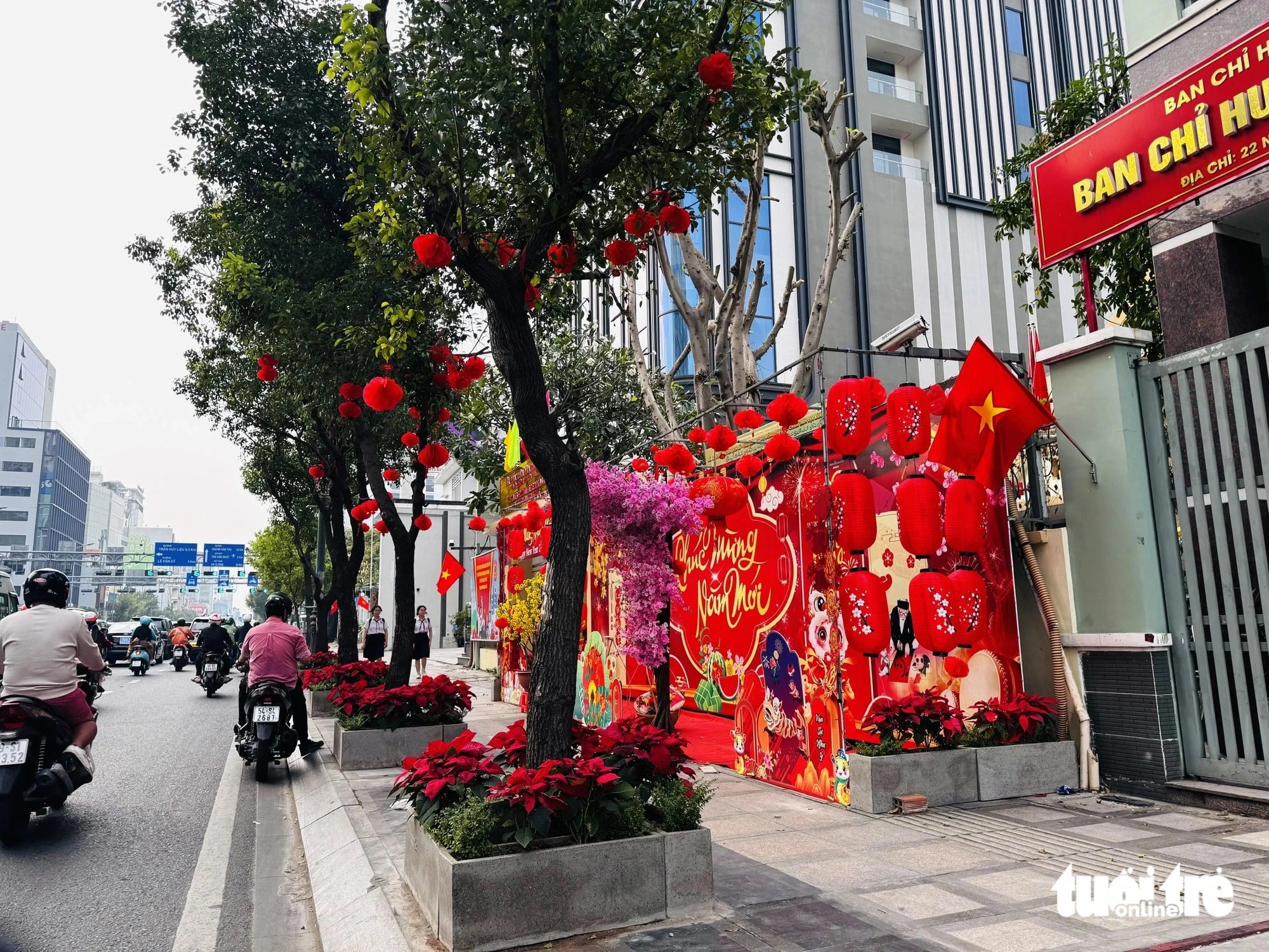 Tet decorations on Nguyen Van Troi Street in Phu Nhuan District. Photo: Thanh Hiep / Tuoi Tre