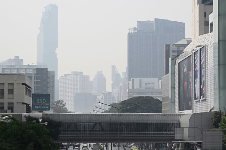 Bangkok air pollution forces 352 schools to close