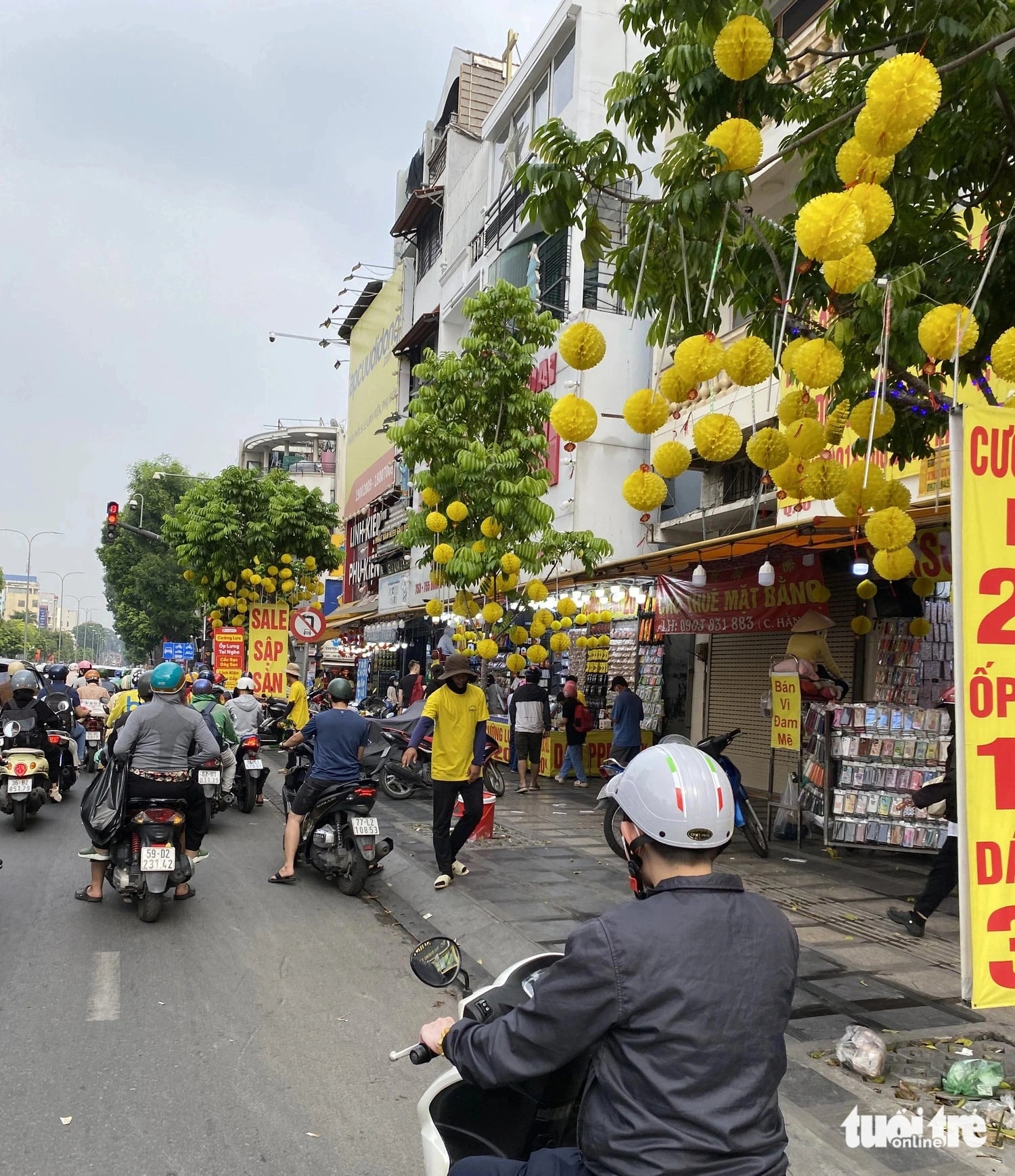 Trees are decorated with yellow lanterns on Ba Thang Hai Street, District 10. Photo: The Huy / Tuoi Tre