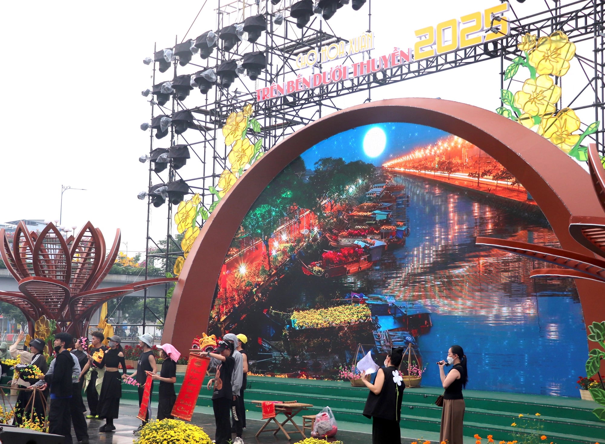 Artists rehearse for the opening ceremony on the evening of January 24, 2025. Photo: Hong Phuc / Tuoi Tre