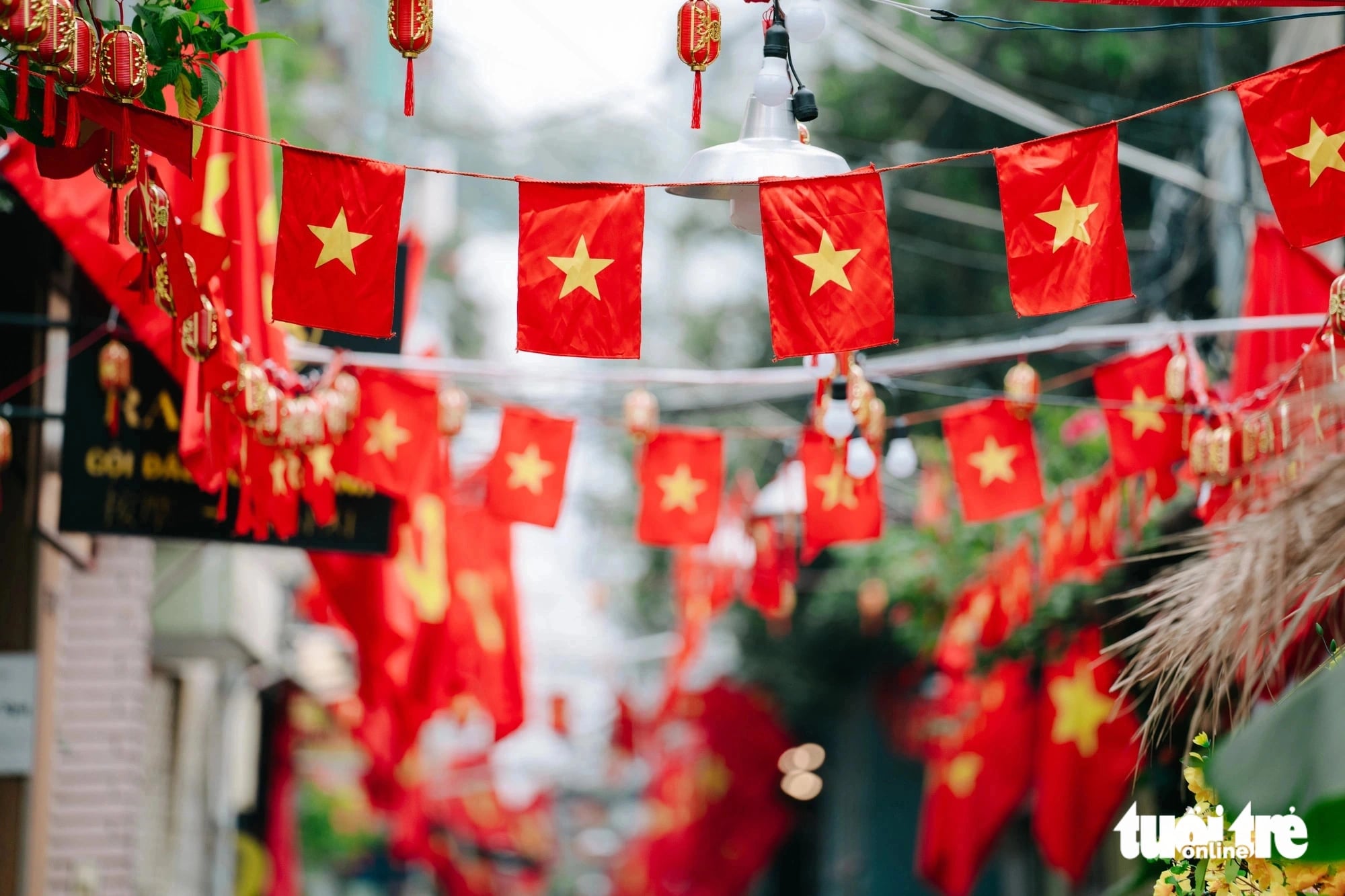 A street in Pham Ngu Lao Ward, District 1, Ho Chi Minh City is festooned with Vietnamese national flags ahead of Tet (Vietnamese Lunar New Year) which falls on January 29, 2025. Photo: Thanh Hiep / Tuoi Tre