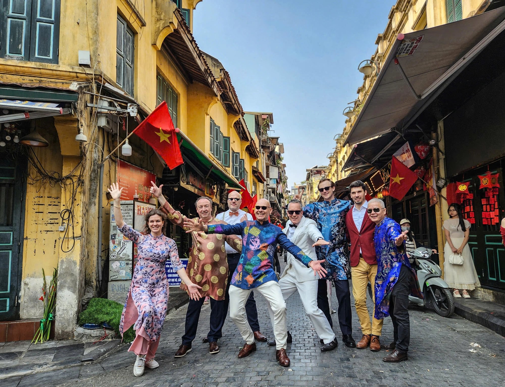 Dutch Embassy members wear 'ao dai,' add colors to Hanoi’s Ta Hien Street