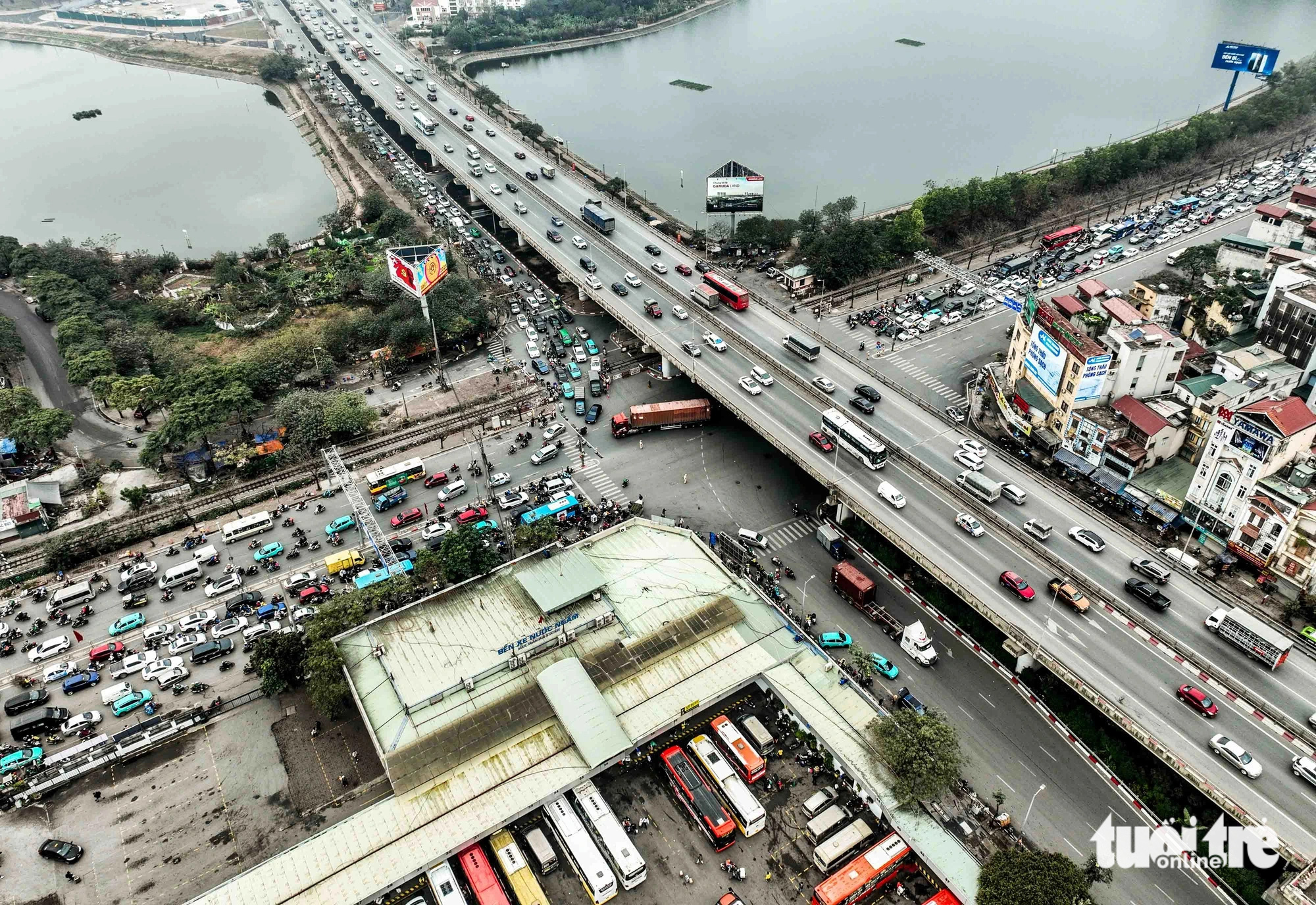 Traffic is heavy at the Giai Phong-Ngoc Hoi intersection heading toward National Highway 1 in Hanoi, January 25, 2025. Photo: Nguyen Khanh / Tuoi Tre