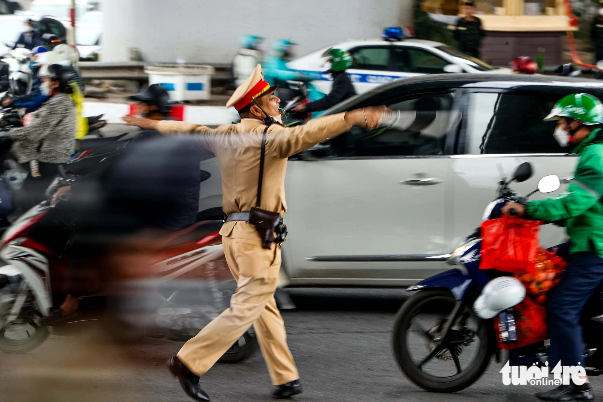 A traffic police officer regulates traffic in Hanoi, January 25, 2025. Photo: Nguyen Khanh / Tuoi Tre