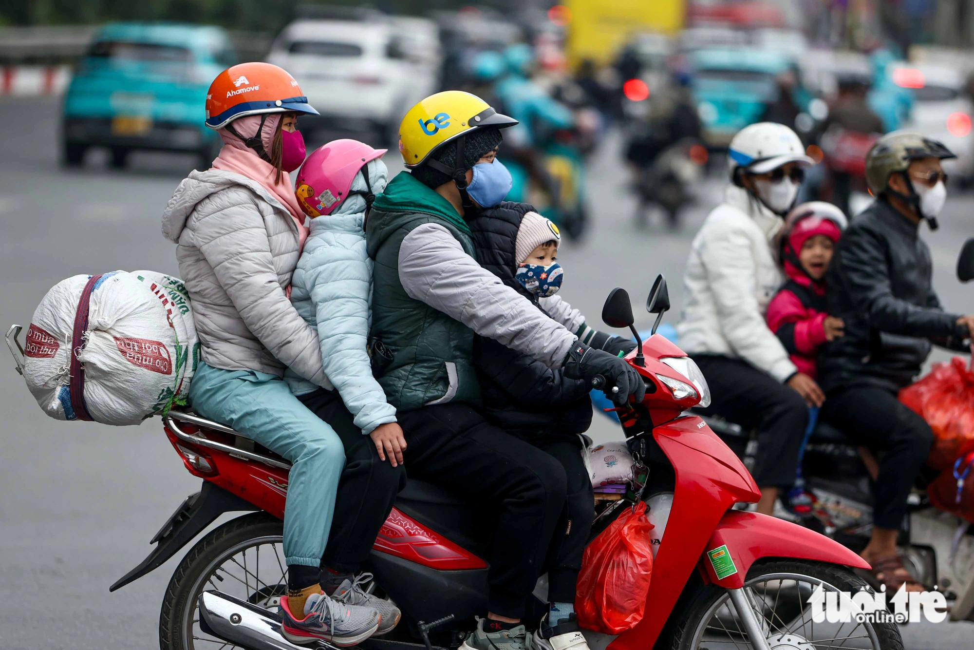 A family rides a motorbike to return to their hometown from Hanoi, January 25, 2025. Photo: Nguyen Khanh / Tuoi Tre