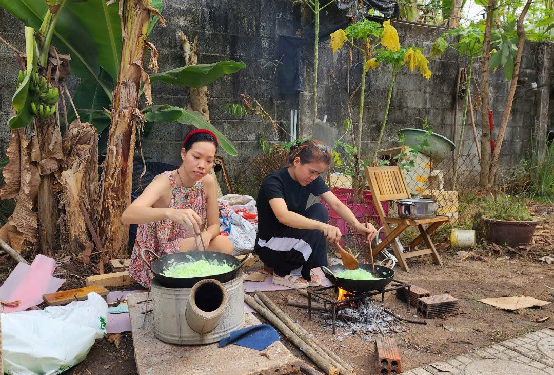 My wife (ledt) prepares Vietnamese Tet desserts. Photo: Ray Kuschert / Tuoi Tre News