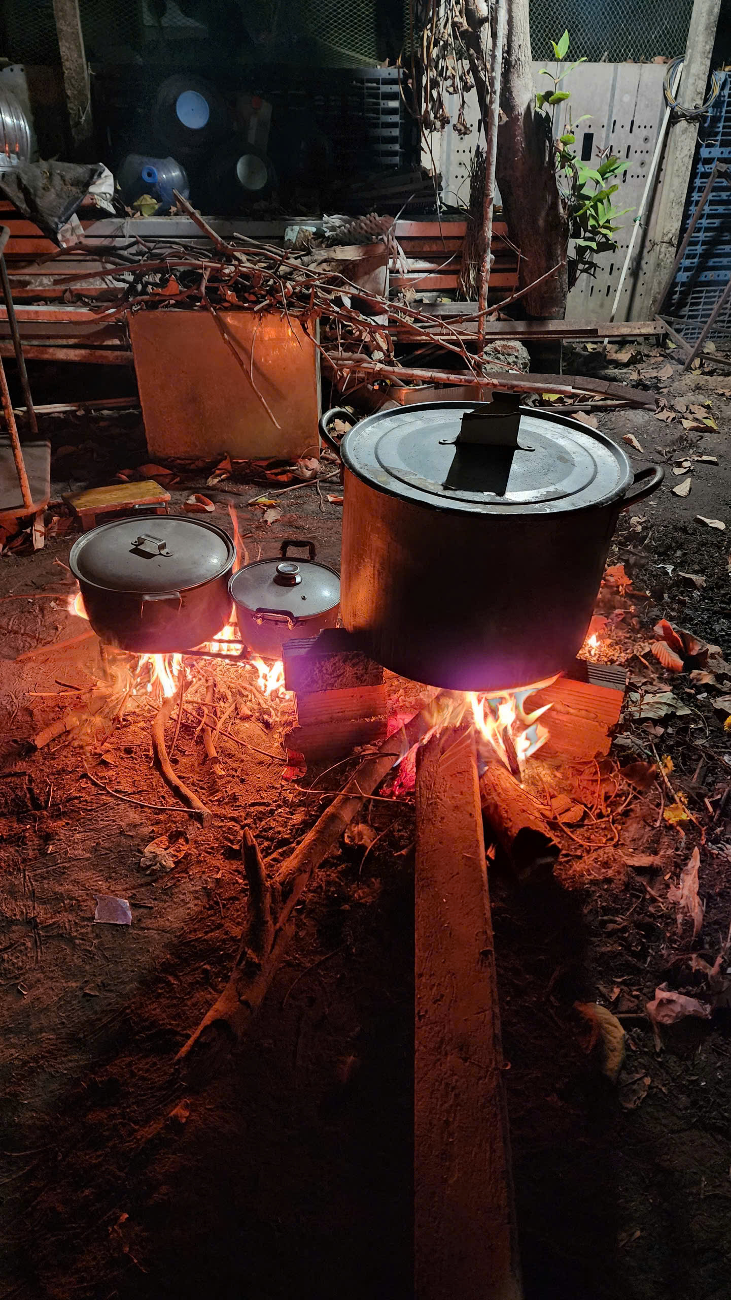 'Bánh chưng' is cooked for many hours before it's ready to serve. Photo: Ray Kuschert / Tuoi Tre News