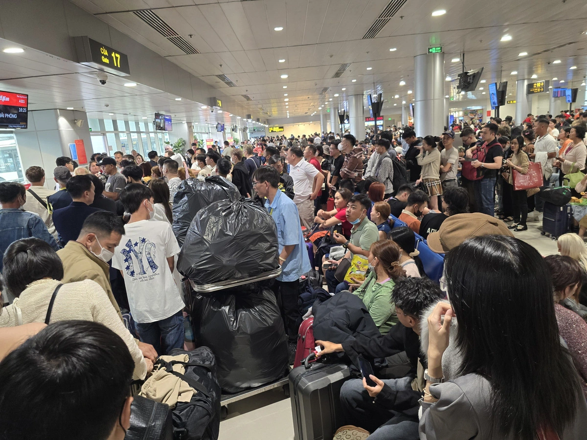 Passengers face overcrowding, flight delays at Tan Son Nhat airport