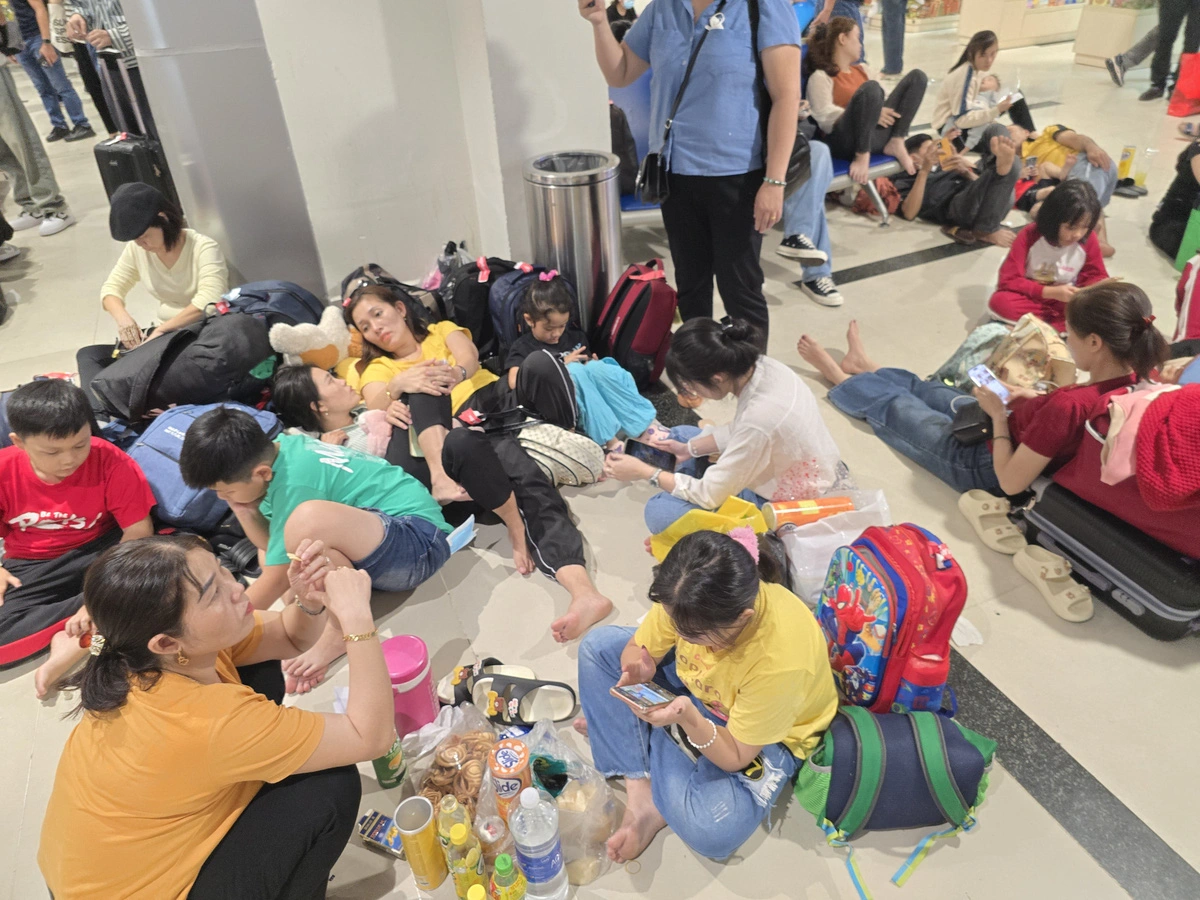 Due to a lack of available seats after a long wait caused by flight delays, many passengers are forced to lie on the floor to rest at the overcrowded domestic terminal of Tan Son Nhat International Airport in Ho Chi Minh City, January 24, 2025. Photo: Cong Trung / Tuoi Tre