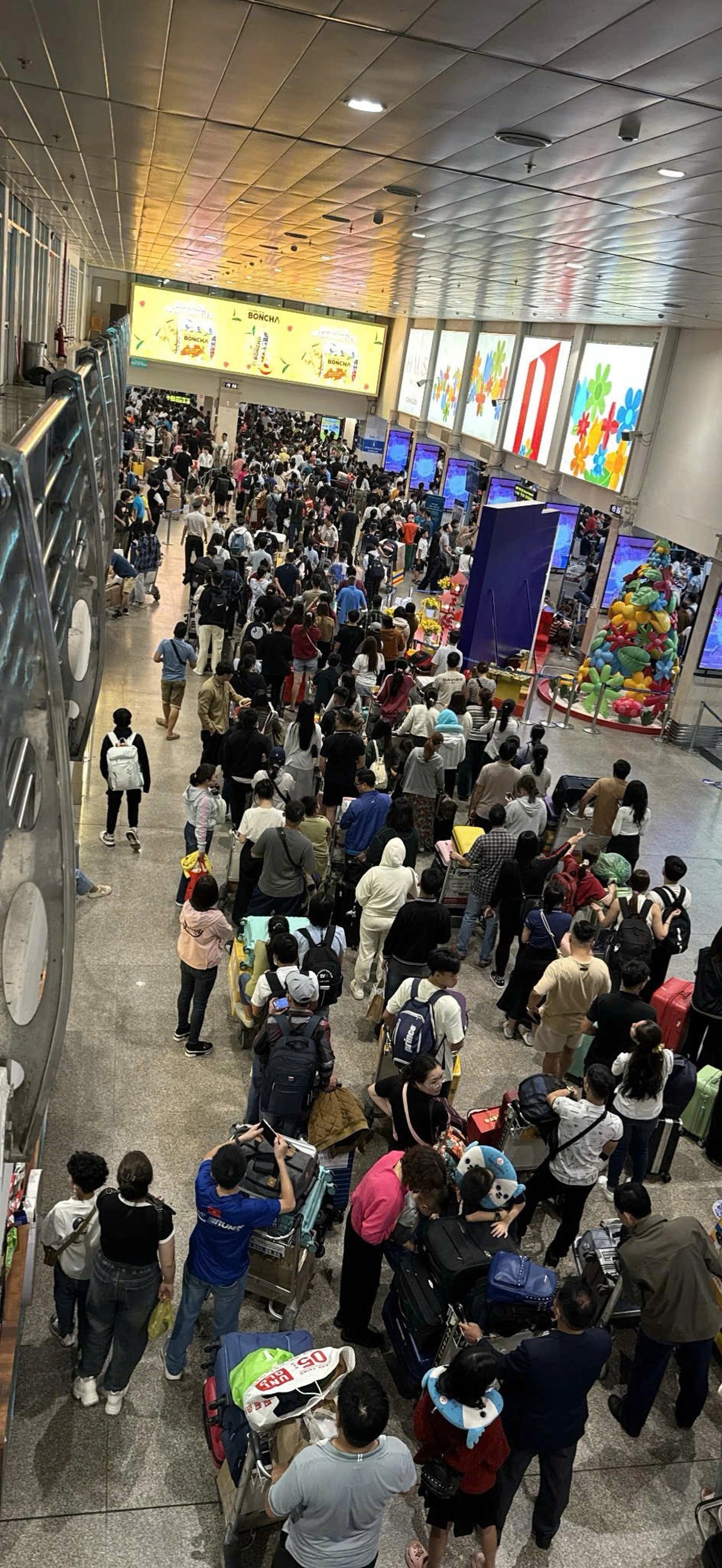 This image shows long queues of passengers waiting for flight procedures at the domestic terminal of Tan Son Nhat International Airport in Ho Chi Minh City, January 24, 2025. Photo: Cong Trung / Tuoi Tre