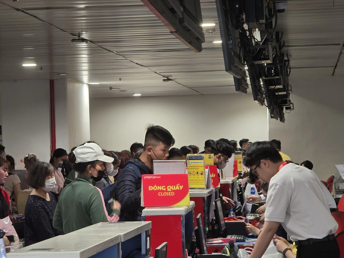 Passengers are seen going through check-in procedures at the overcrowded domestic terminal of Tan Son Nhat International Airport in Ho Chi Minh City January 24, 2025. Photo: Cong Trung / Tuoi Tre