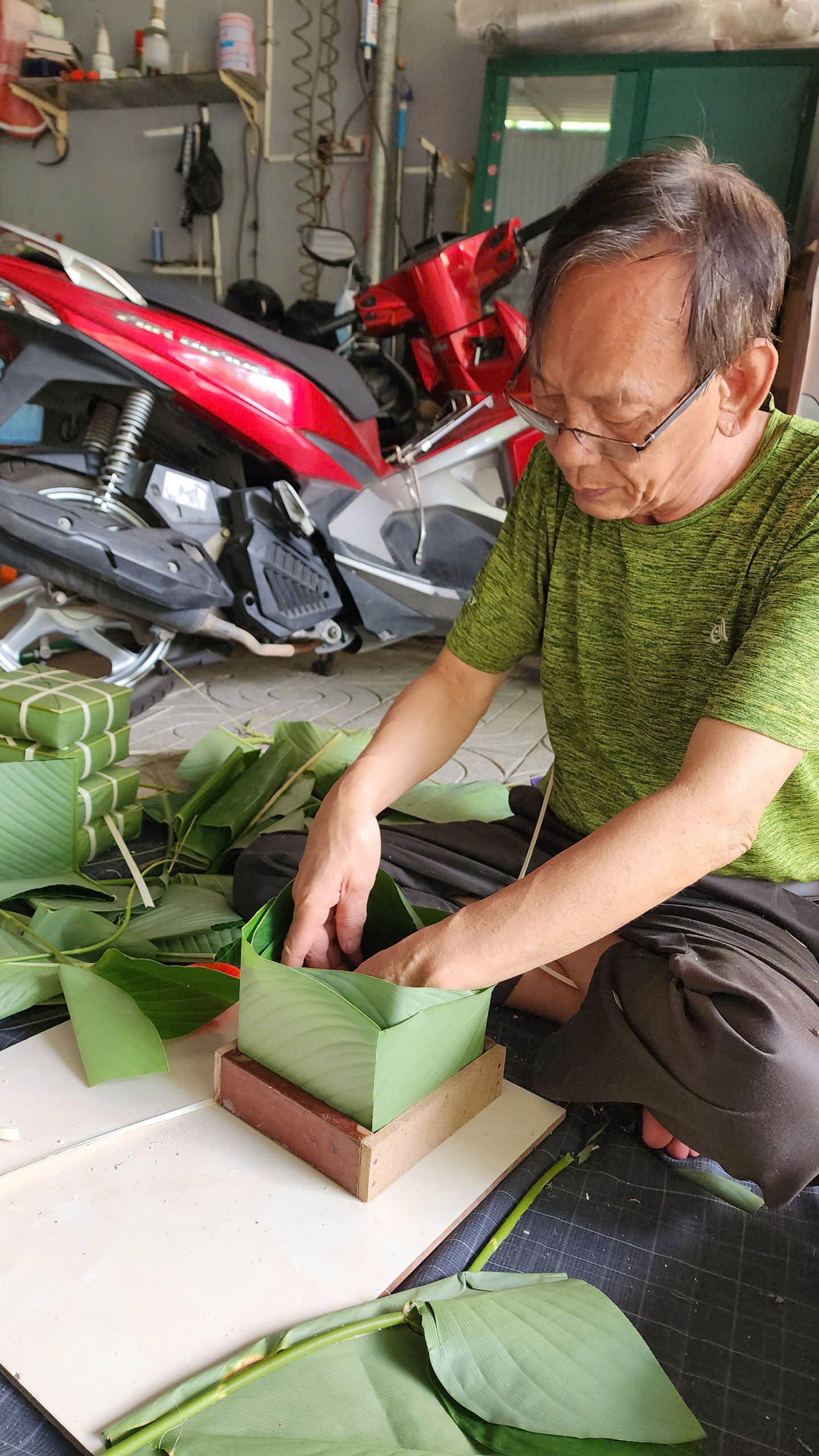 My father-in-law puts effort in meticulously wrapping each 'bánh chưng'. Photo: Ray Kuschert / Tuoi Tre News