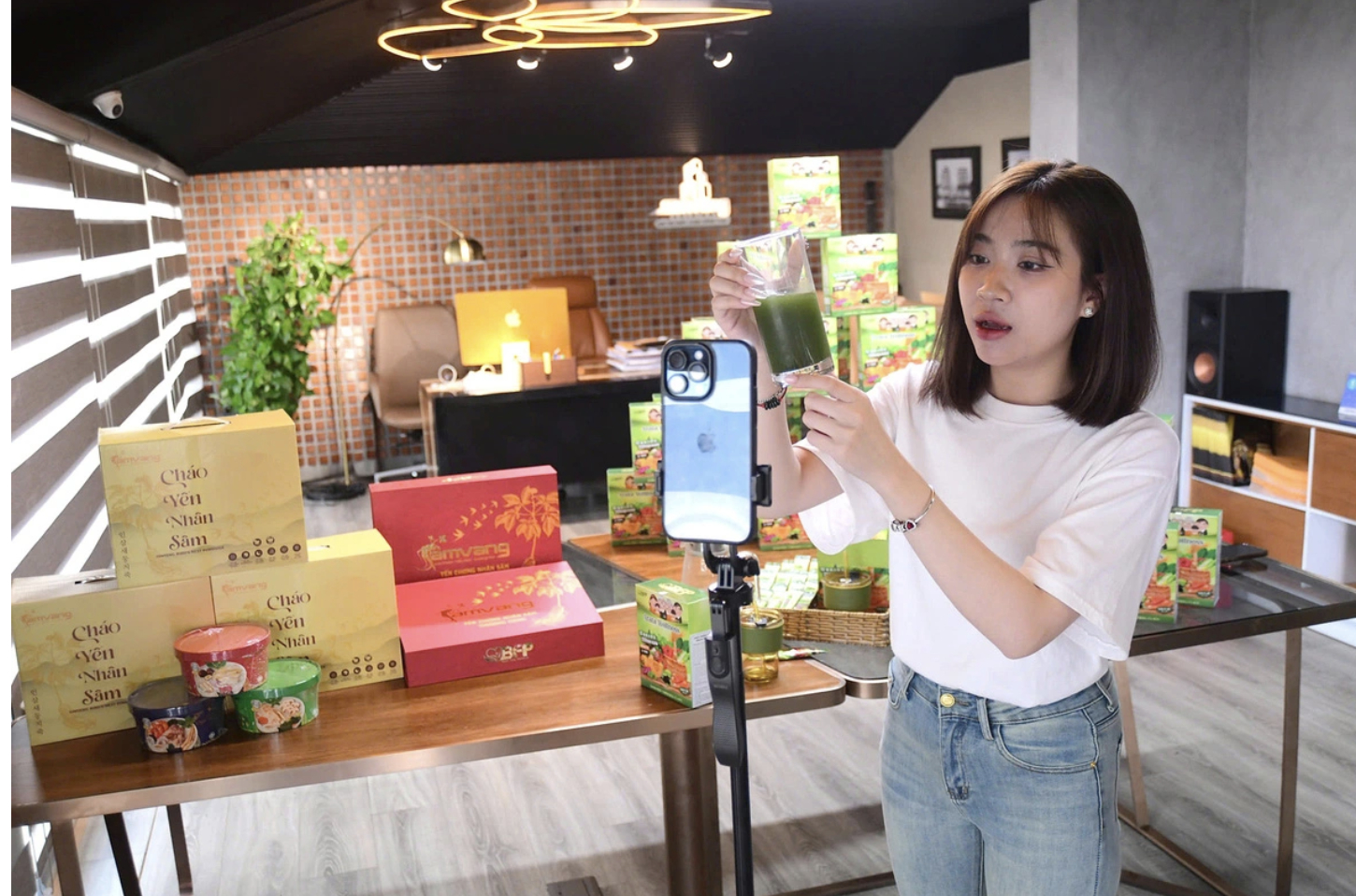 Vietnam's e-commerce sector grows 40% in 2024, surpassing expectations