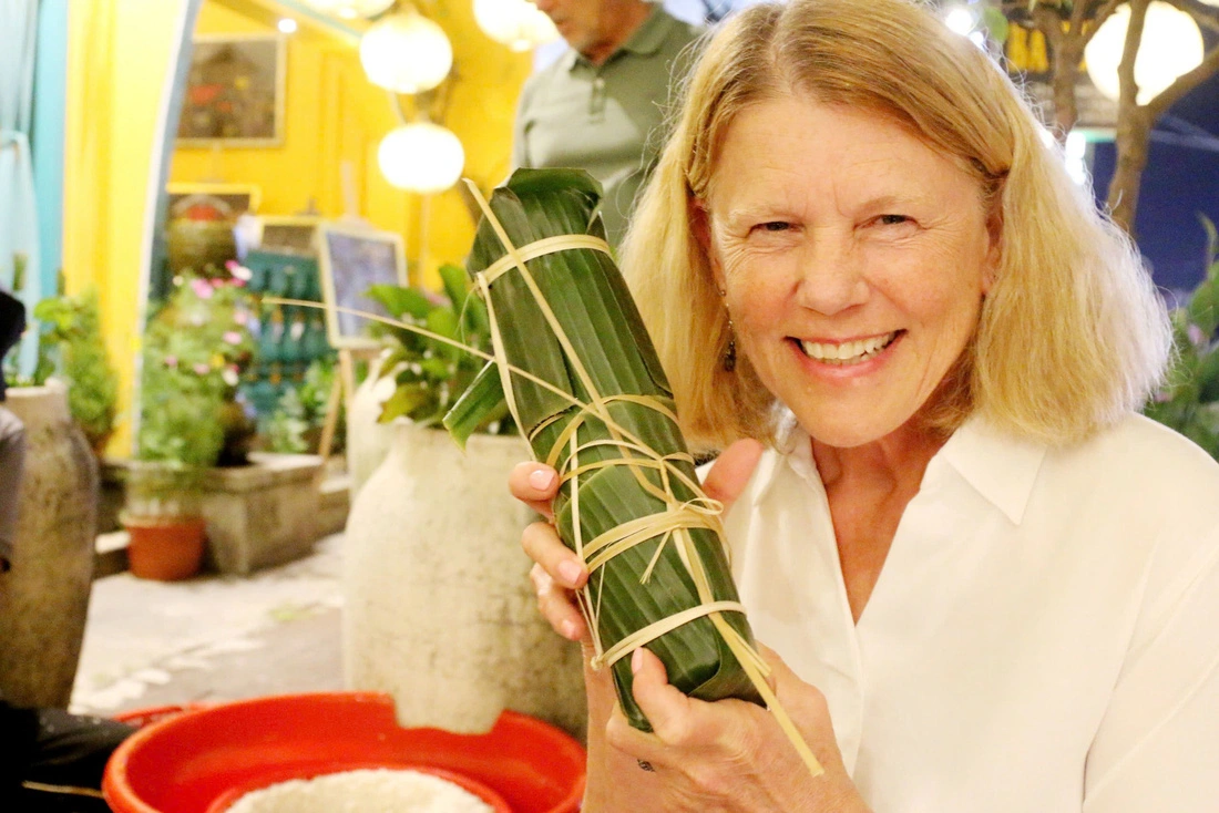 Int’l tourists enjoy wrapping 'banh chung,' 'banh tet' for Vietnamese Tet in Hoi An