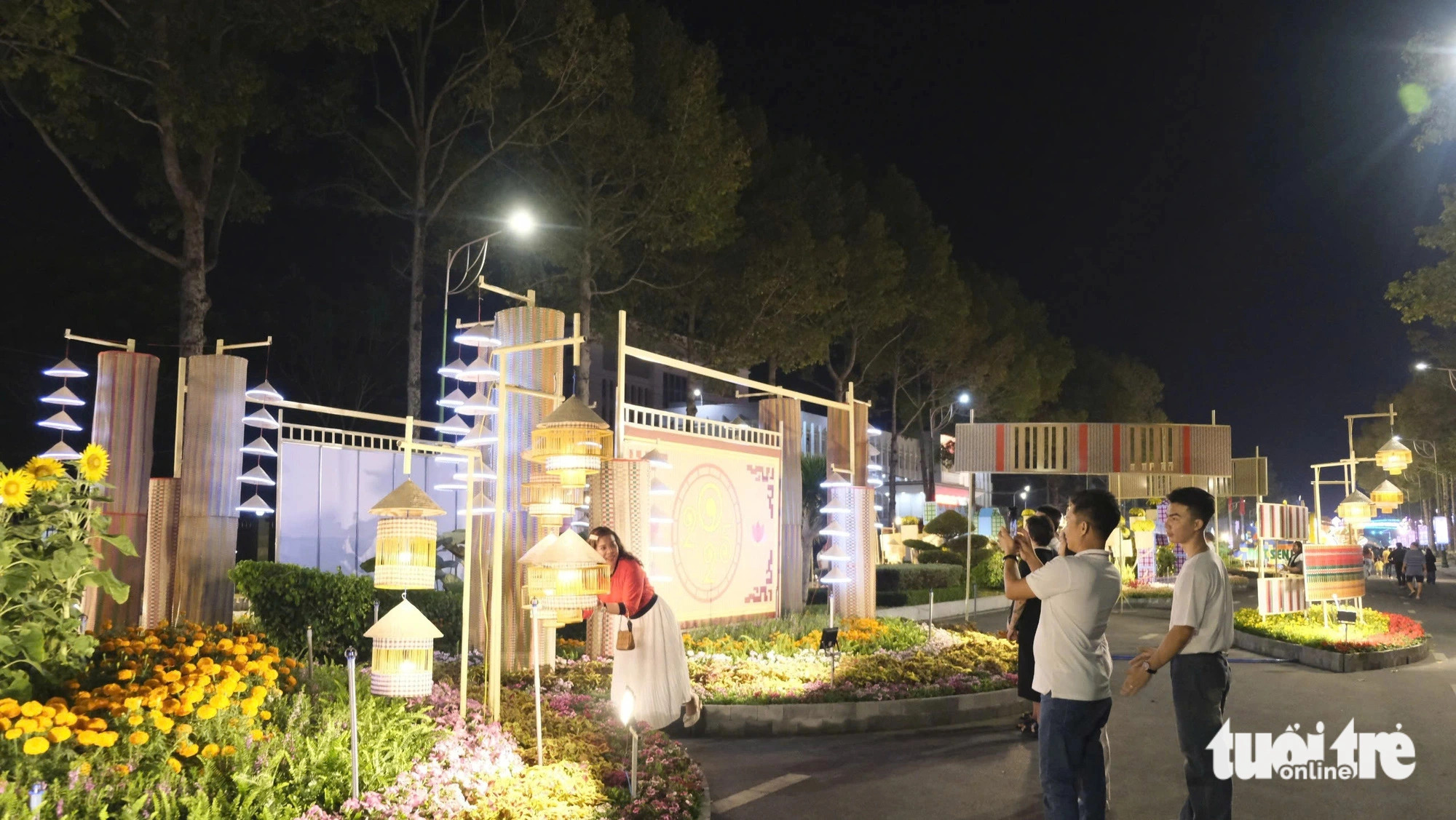 A grand scene depicting the mat-weaving craft village at the Tet flower street. Photo: Dang Tuyet / Tuoi Tre