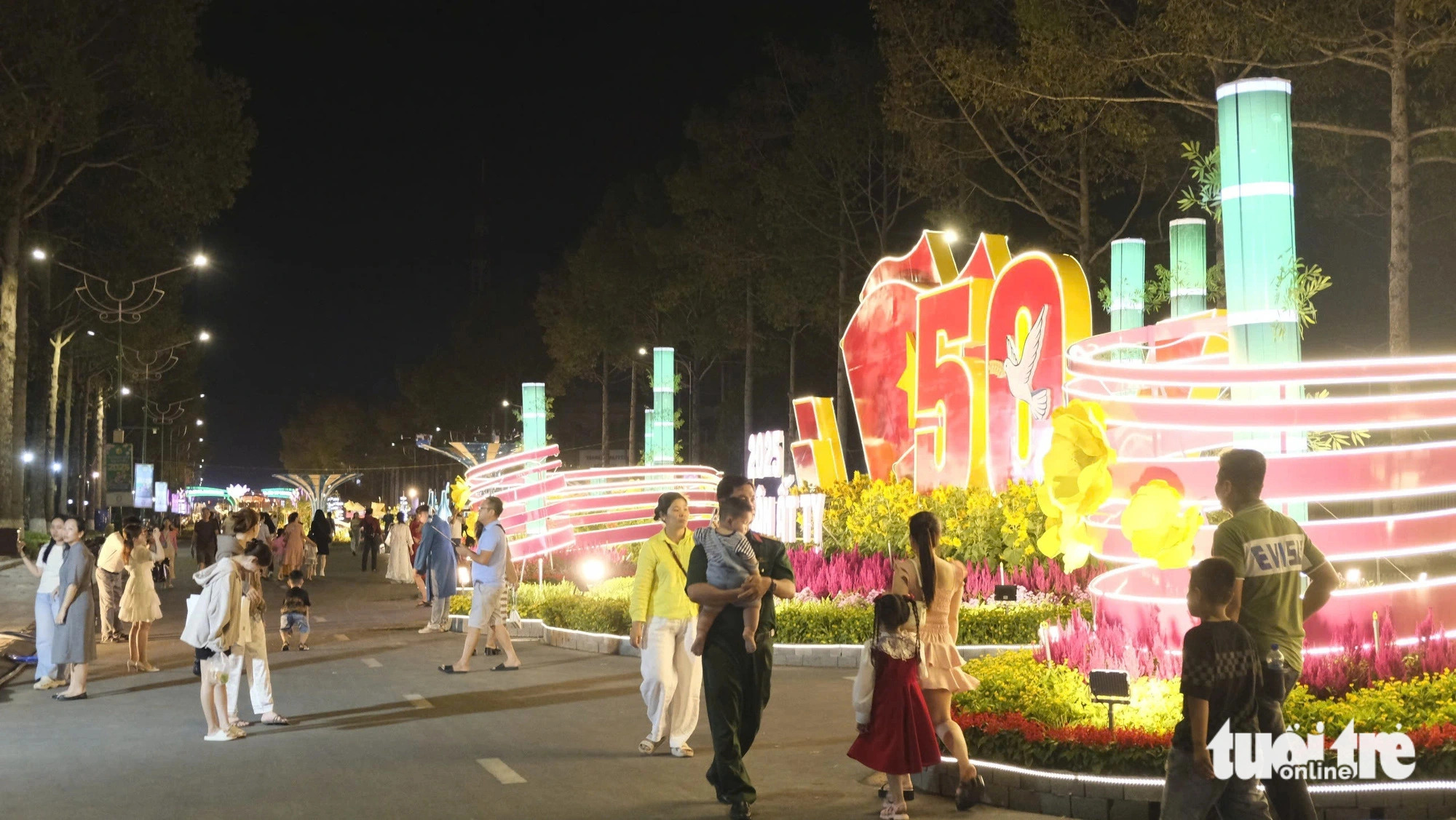 Another Tet-themed display at the flower street. Photo: Dang Tuyet / Tuoi Tre