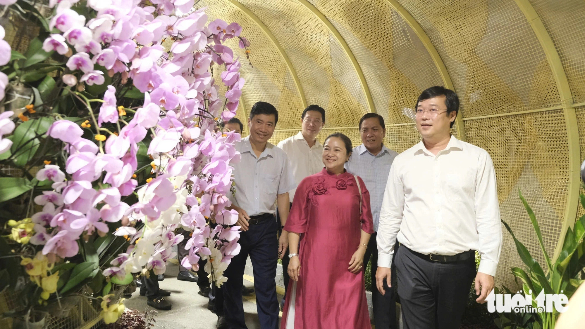 Dong Thap officials tour the flower street. Photo: Dang Tuyet / Tuoi Tre