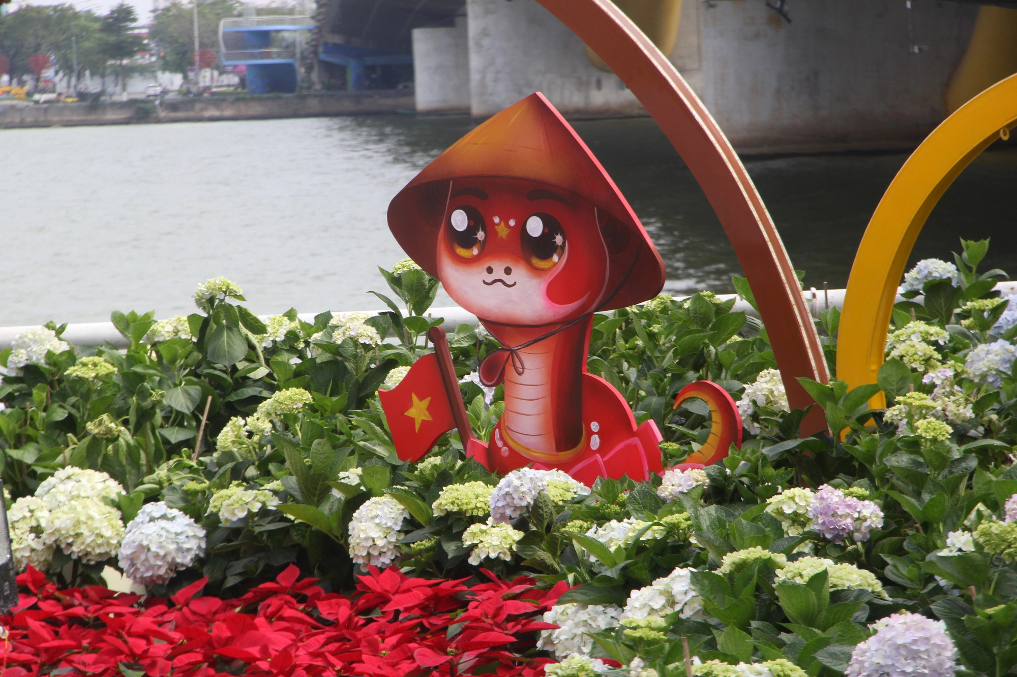 A snake mascot on Bach Dang Street in Da Nang City, central Vietnam. Photo: Truong Trung / Tuoi Tre