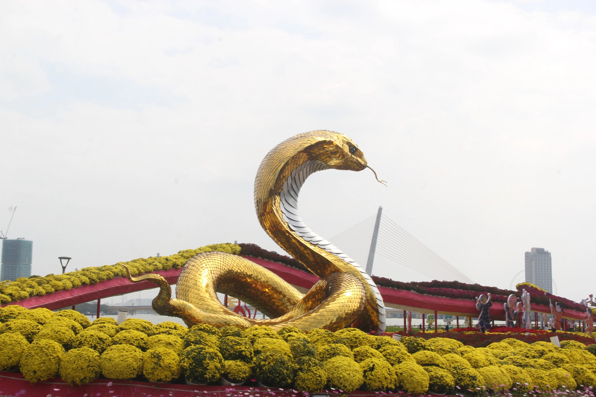 A giant snake mascot near Bach Dang Walking Street in Da Nang City, central Vietnam. The snake mascot was crafted by local artisan Dih Van Tam, who also created last year’s viral ‘Miss Cat’ mascot. Photo: Truong Trung / Tuoi Tre