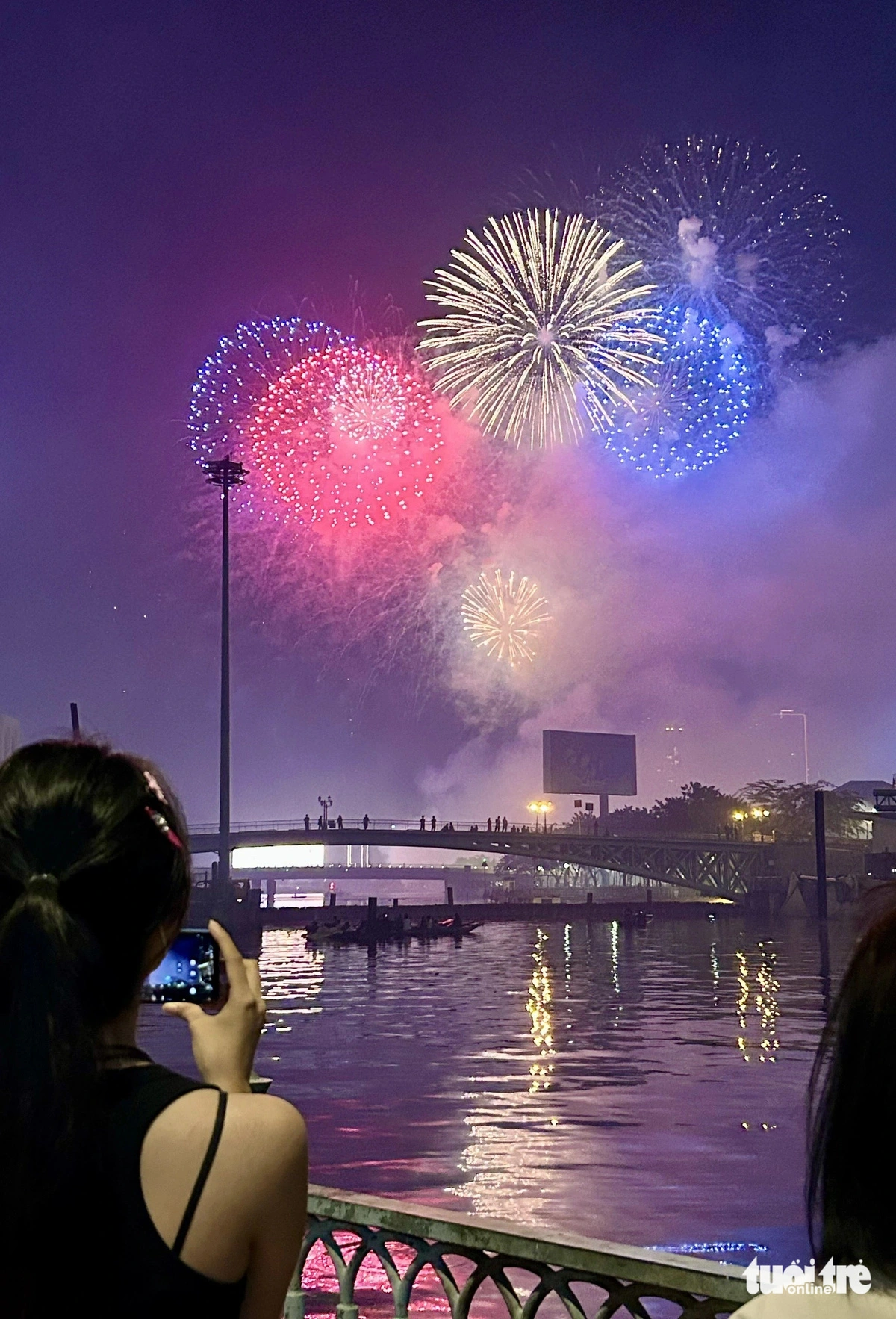 Fireworks in the Mong Bridge area in Ho Chi Minh City. Photo: T.T.D. / Tuoi Tre