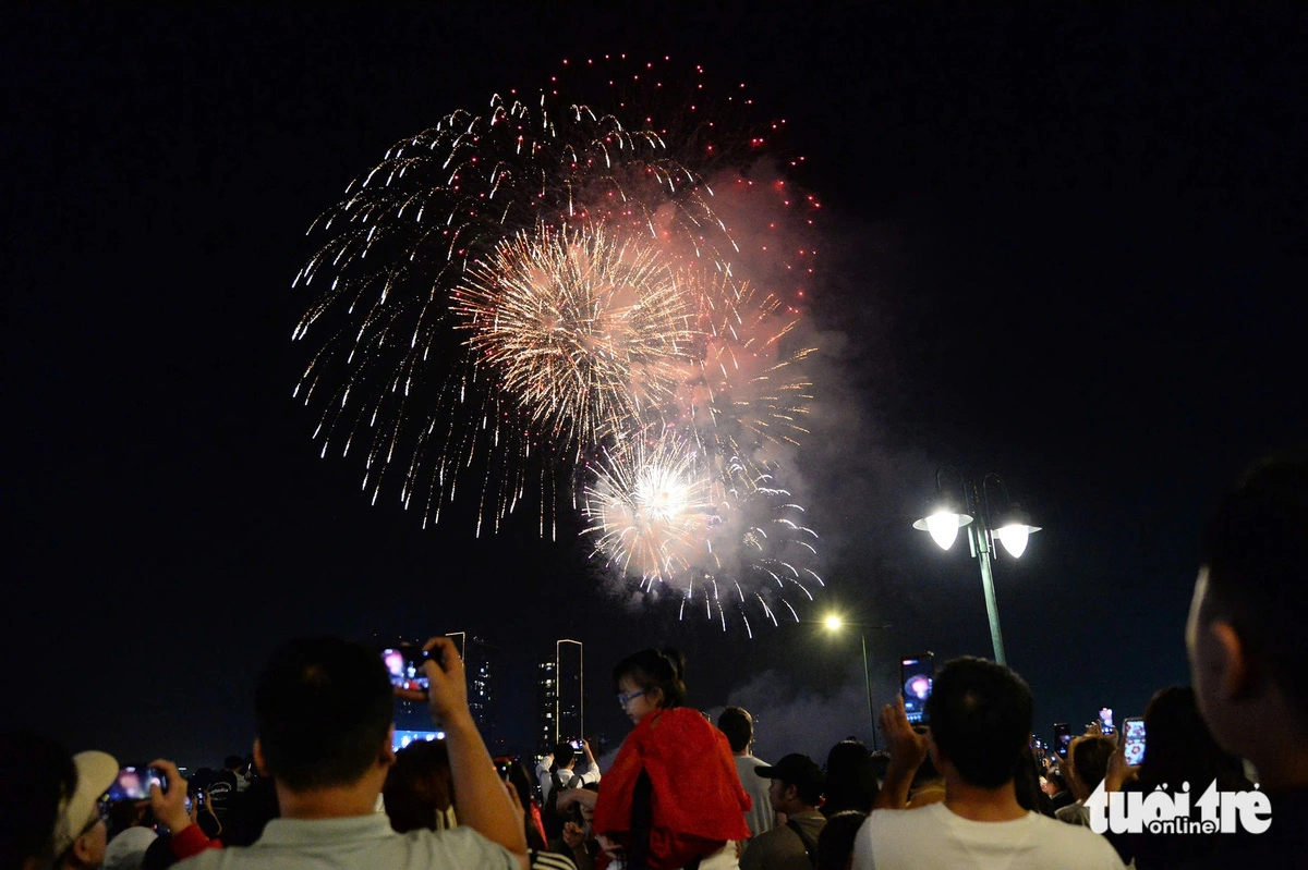 Fireworks light up the Saigon River sky, welcoming the Lunar New Year. Photo: Hai Quynh / Tuoi Tre