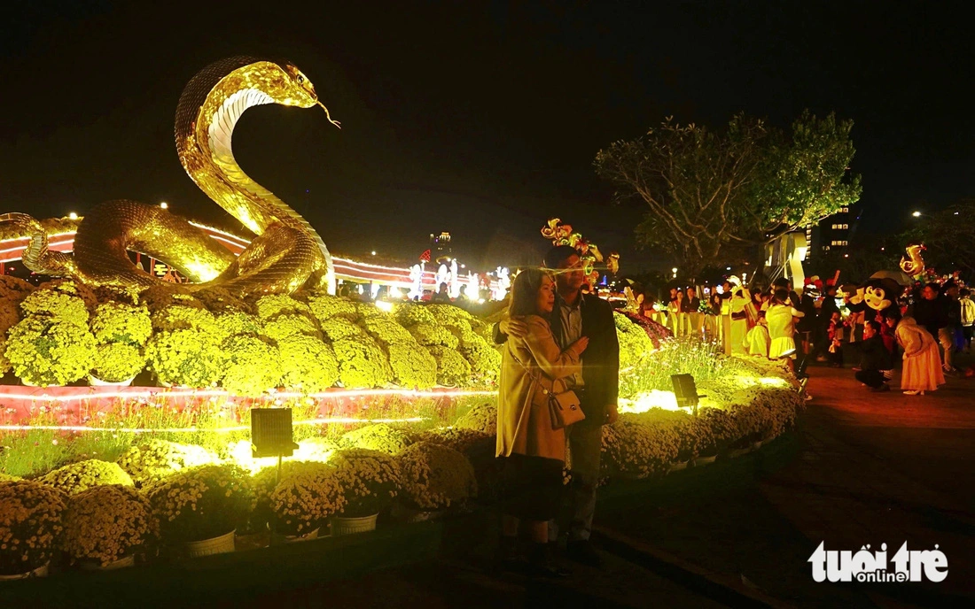 Residents and tourists in Da Nang gather at a spring flower street to watch the fireworks and welcome the Lunar New Year. Photo: Doan Nhan / Tuoi Tre